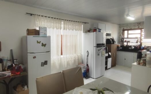 Casa à Venda com 2 Dormitórios, Garagem para 3 Carros e Amplo Potencial de Reforma