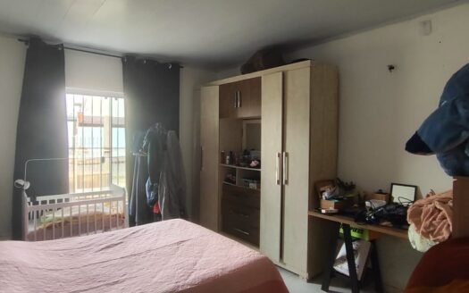 Casa à Venda com 2 Dormitórios, Garagem para 3 Carros e Amplo Potencial de Reforma